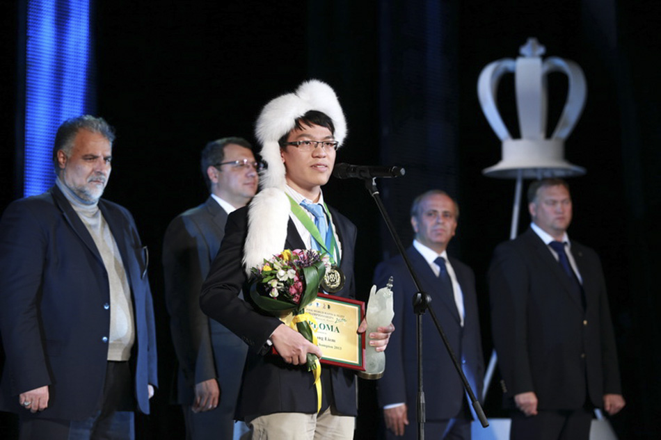 Lê Quang Liêm nhận giải thưởng kỳ thủ cờ chớp xuất sắc nhất Châu Á